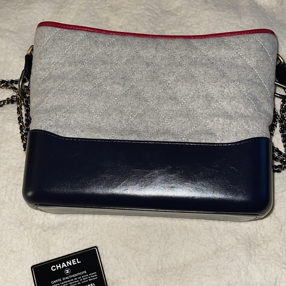 Preloved Chanel Gabrielle felt/leather great condition comes with card n sticker - Picture 11 of 15